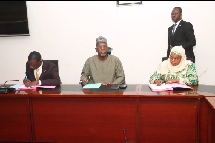Energy Minister Pr Amadou Haoua (right) and NEPP group chairman and chief executive Adamou Amadou Daouda (left) sign the 20-year public-private partnership for a 200 MWc solar plant with battery storage. The ceremony was presided over by Foreign Minister Bakary Yaou Sangaré (Middle), who chairs the state's energy negotiation committee.