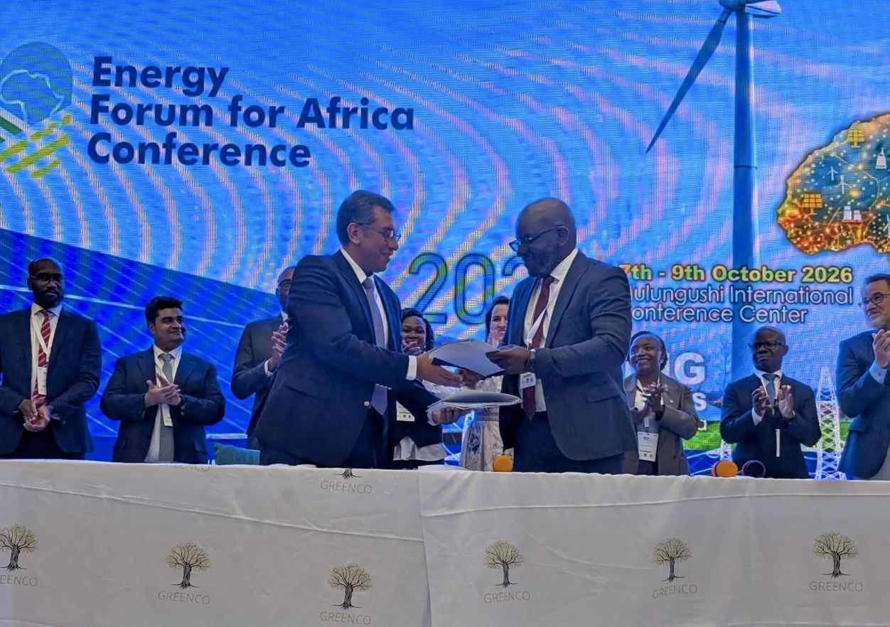 Wezi Gondwe, Managing Director Africa GreenCo (Right), and Axian Energy CEO Amin HIRIDJEE (left) sign the 200 MW Kudu solar PPA at the Energy Forum for Africa in Lusaka on 8 October.